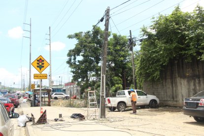 Cerca del centro carcelario, aún se ejecutaban trabajos para reparar las redes eléctricas.