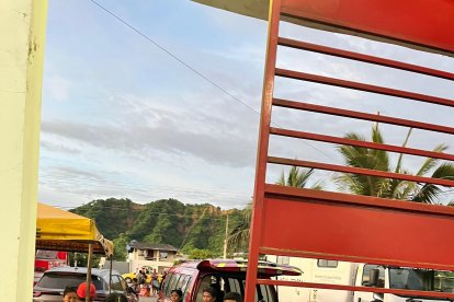 Un grupo de mujeres apareció con una luz de alivio con alimentos para los damnificados.