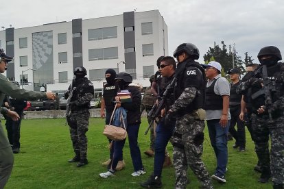Mayra Salazar durante su traslado. Un fuerte contingente de grupos de élite de la Policía y el Ejército la escoltaron.