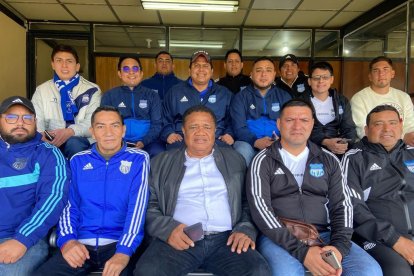 Jorge Guzmán (C) es el presidente de Emelec.