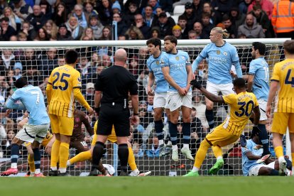 Pervis Estuíñán (c) remató con la izquierda y metió un golazo en el partido entre Manchester City y Brighton