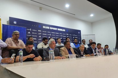 El ingeniero Jorge Guzmán (c) convocó a una rueda de prensa para hablar de los problemas de Emelec