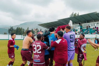 Luis Soler fue levantado por sus jugadores tras conseguir el ascenso con Atlético Vinotinto