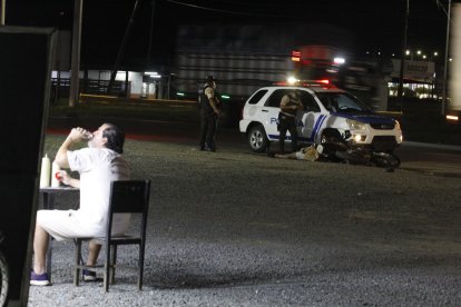 La víctima quedó tendida frente a una plaza comercial de la zona.