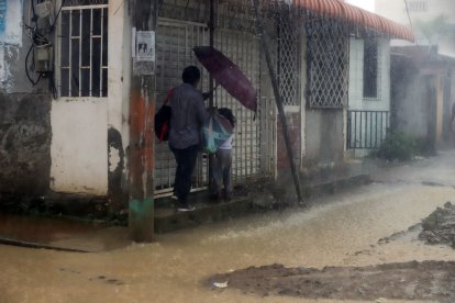 Los escolares deben cambiarse de zapatos luego de pasar por zonas inundadas
