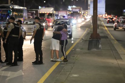 Familiares de los ciudadanos baleados acudieron al sitio y quedaron muy consternados.
