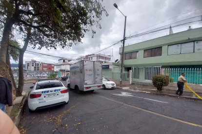 El cuerpo fue llevado de calle Pedregal, en Altamira, cerca de Rumipamba, hasta la morgue de Quito.