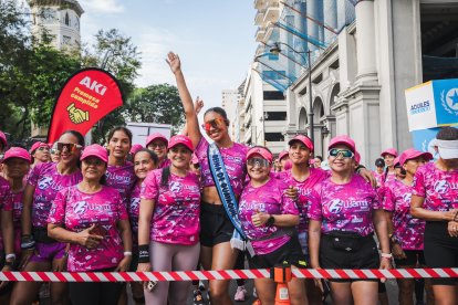 Jennifer Tutivén reina de Guayaquil participando de la Warmi Runner.