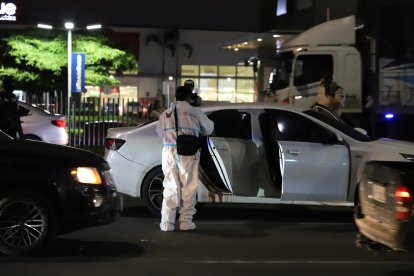 Policías acudieron al sitio para investigar el caso y retirar los cadáveres.