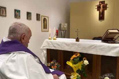 El Vaticano difundió la primera fotografía del Papa desde que fue hospitalizado en febrero.