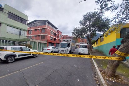 El cuerpo, que tenía al menos cuatro impactos de bala, fue llevado a la morgue de Quito.
