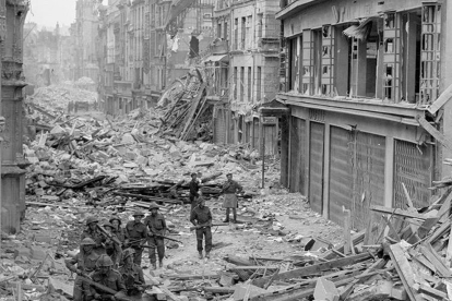 La ciudad de Caen, devastada por los bombardeos durante la Segunda Guerra Mundial, un recordatorio de la destrucción masiva que sufrió Europa durante el conflicto.