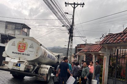 Tanqueros abastecen de agua a la ciudadanía.