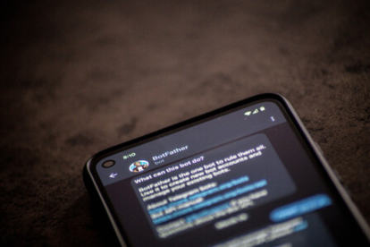 Interfaz de los chats en Telegram, que permite la creación de canales y grupos sin supervisión directa. Esta funcionalidad ha sido objeto de debate en relación con el uso de la plataforma para actividades ilegales.