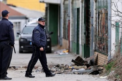 Policías en el exterior de la discoteca 'Club Pulse' en Kocani, República de Macedonia del Norte.