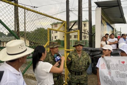 Miembros del Batallón de Selva 55 Putumayo hablaron con los pobladores durante una marcha pacífica.