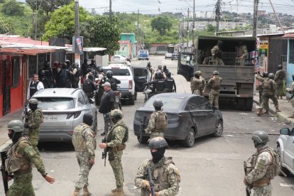 Los detenidos fueron trasladados en vehículos de las Fuerzas Armadas.