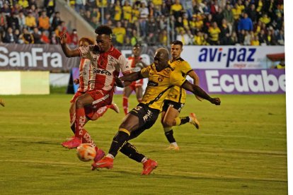 Felipe Caicedo hizo dupla en el ataque con Octavio Rivero.