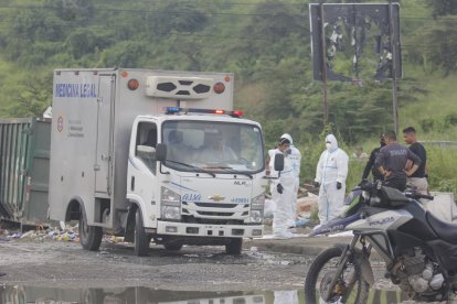 Miembros de la Policía Nacional acudieron al lugar en Socio Vivienda.