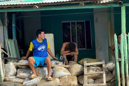 Los vecinos han levantado muros de sacos de tierra en un intento por frenar la inundación.
