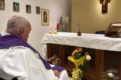 El pasado domingo, el Vaticano dió a conocer la primera foto del Papa desde su hospitalización en la capilla del hospital Gemelli de Roma.