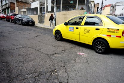 En transversales como esta se pueden ver grietas. Esta es afuera de un subcentro de Salud.