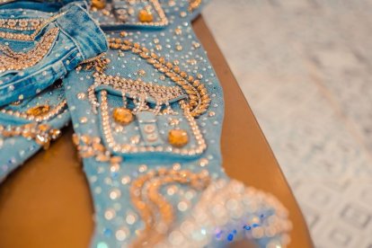 Las botas son diseñadas por Miguel Manrique.

AG-EXTERNOS