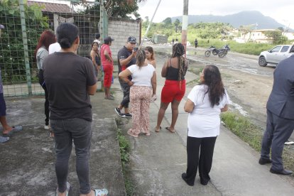 Moradores salieron de sus casas, para observar la macabra escena.