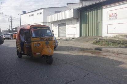 En el lugar del crimen quedó una mancha de sangre.