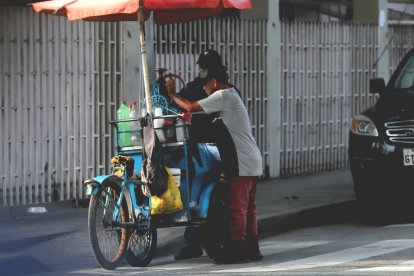 Ciudadanos buscaban escapar del calor en Guayaquil. El comercio aprovechó.