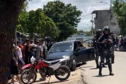 Wilfrido René Zambrano Pazmiño, un hombre de aproximadamente 40 años, cayó al suelo tras ser atacado a balazos cuando bajó de su vehículo para hacer unas compras.