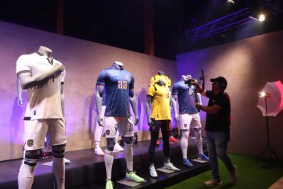 Nueva camiseta de Ecuador por centenario de FEF.