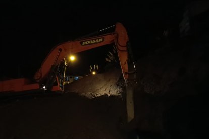 Maquinaria ayudaba a afectados.