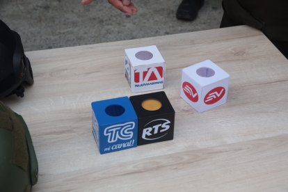 Durante el operativo, se encontraron cubos con logotipos de medios de comunicación.