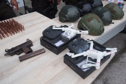 Se incautó un importante arsenal de armas de fuego, municiones y explosivos.