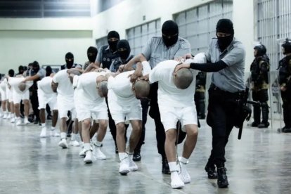 El Centro de Confinamiento del Terrorismo (CECOT) en El Salvador recibió a los migrantes deportados por EE.UU. bajo un fuerte dispositivo de seguridad.