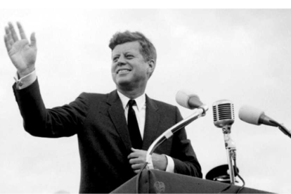 A los 46 años, el presidente John F. Kennedy fue abatido por un disparo, cambiando el curso de la historia de Estados Unidos.