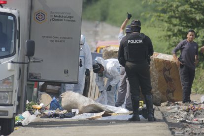 El personal de medicina legal que recogió los resto humanos en el botadero de basura de Socio Vivienda 1.