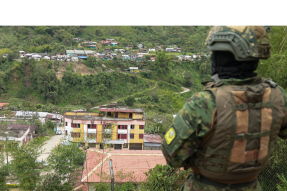 Fotografía del 16 de marzo de 2025 de un integrante del Ejército de Ecuador realizando un patrullaje en El Chical (Ecuador).