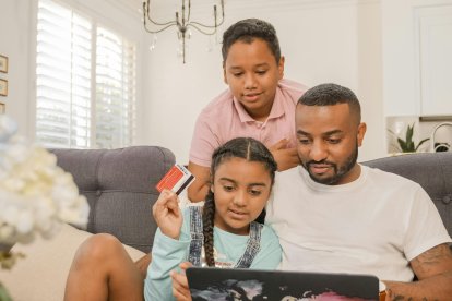 Las compras a través de redes sociales se han vuelto comunes entre las familias.