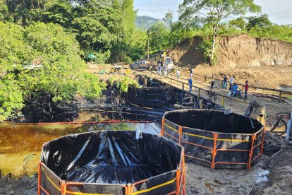 El río Caple es otro de los afluentes contaminados con el crudo.