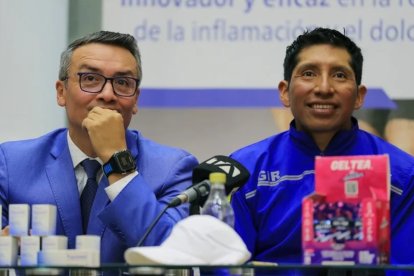 El periodista Alberto Astudillo y el rescatista Patricio Arévalo durante una reuda de prensa.