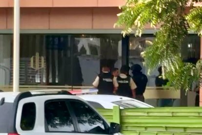 Policías llegaron al lugar para recabar indicios, en Manta.