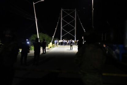 En completa oscuridad laboraban por el puente caído al ingreso de Daule.