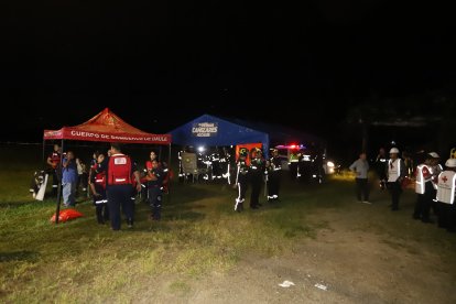 Personal en el sitio de la tragedia, por el puente en Daule.