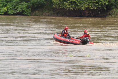 Personal de Bomberos realiza la búsqueda de los desaparecidos.