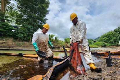 Personal de Petroecuador trata de extraer el crudo de los ríos Caple y El Achiote.