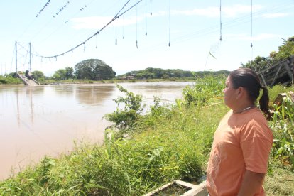 Martie Jurado observa los restos del puente cuya destrucción veía en sueños.