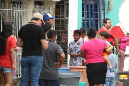 Tras el derrumbe del puente, los habitantes se quedaron sin suministro de agua.