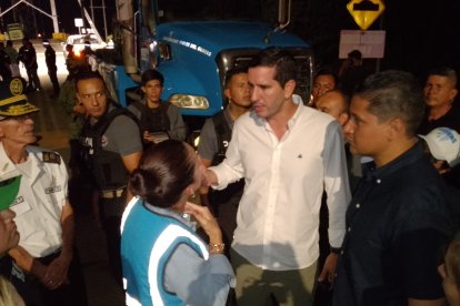 Marcela Aguiñaga, prefecta del Guayas, el ministro de Obras Públicas y personal de la CTE, en el sitio.